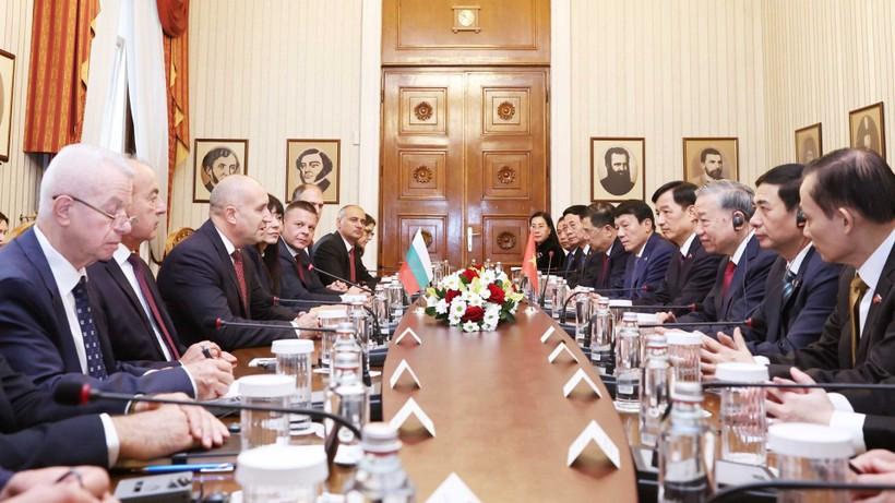 Tổng Bí thư Tô Lâm và Tổng thống Bulgaria Rumen Radev đã tiến hành hội đàm tại Phủ Tổng thống. (Ảnh: Thống Nhất/TTXVN)