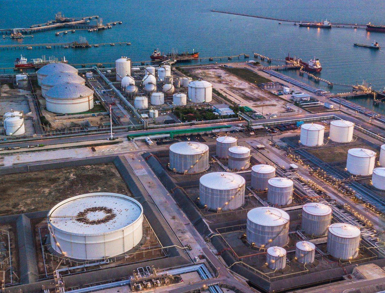 Giá xăng dầu hôm nay 29/4: Vượt 110 USD khi gián đoạn Hormuz lấn át việc UAE rời OPEC