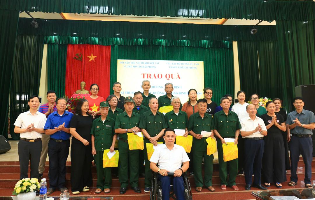 Đại diện Hội Bảo trợ người khuyết tật và trẻ em mồ côi Hải Phòng, Hội Người Khuyết tật tỉnh Ninh Bình, CLB Hương Từ Tâm thành phố Hải Phòng tặng quà đại diện các thương, bệnh binh tại Trung tâm Điều dưỡng thương binh Kim Bảng.