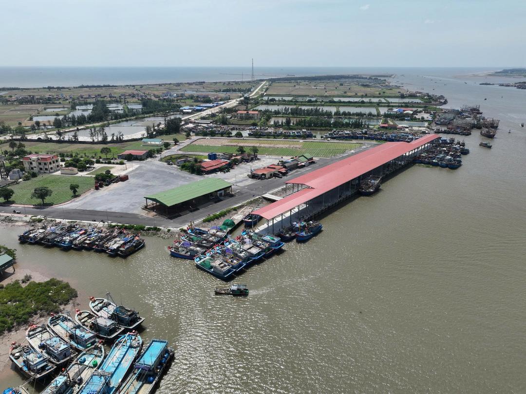 Các tàu, thuyền neo đậu tại âu tàu cảng cá Ninh Cơ (xã Hải Thịnh). Ảnh: Viết Dư