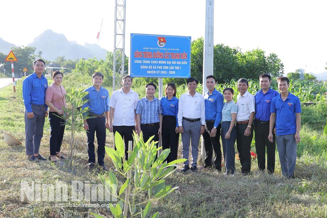 Đoàn viên, thanh niên chung tay thực hiện công trình thanh niên chào mừng Đại hội Đảng.
