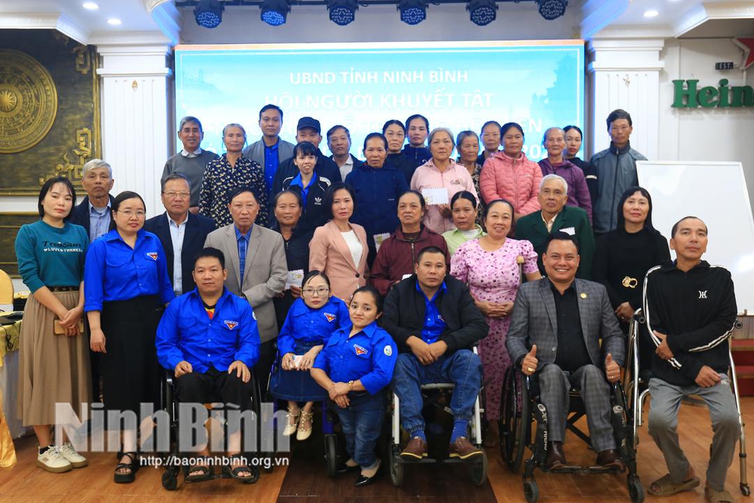 Hội Người Khuyết tật tỉnh Ninh Bình chụp ảnh lưu niệm cùng các hội viên tại lễ trao quà.