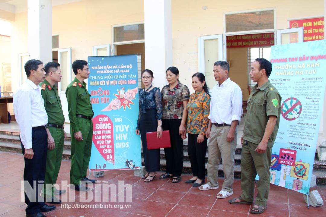 Đại diện chính quyền và các ngành, đoàn thể địa phương tham gia tuyên truyền, vận động nhân dân thực hiện tốt mô hình "Khu dân cư không ma túy" trên địa bàn phường Hà Nam.