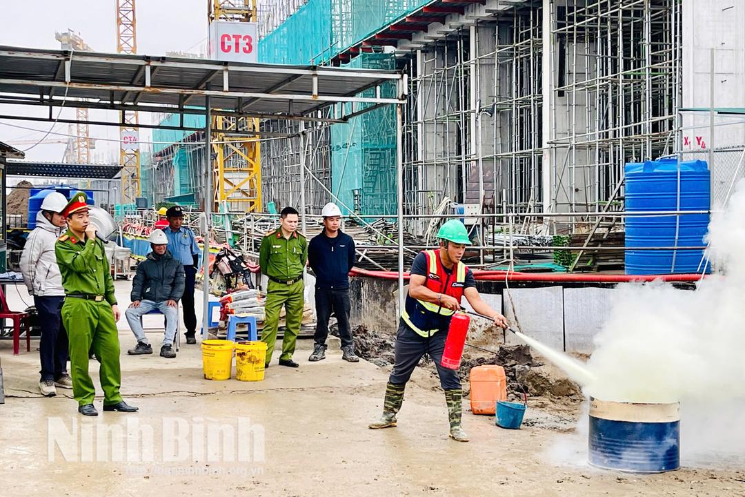 Công nhân Dự án Khu đô thị sinh thái Bắc Châu Giang thực hành kỹ năng chữa cháy.