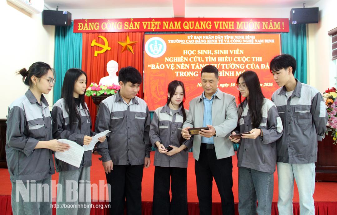 Tuổi trẻ Trường Cao đẳng Kinh tế và Công nghệ Nam Định lan tỏa thông tin chính thống về bầu cử trên không gian mạng.