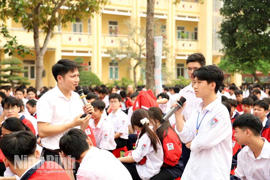 Học sinh Trường THPT A Nghĩa Hưng tham gia trao đổi, trả lời tình huống pháp luật tại hội nghị.