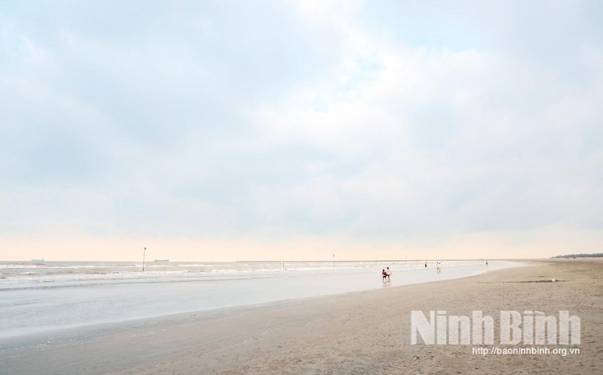 Bãi biển Thịnh Long (xã Hải Thịnh) với bờ cát trải dài, sẵn sàng đón mùa du lịch mới.