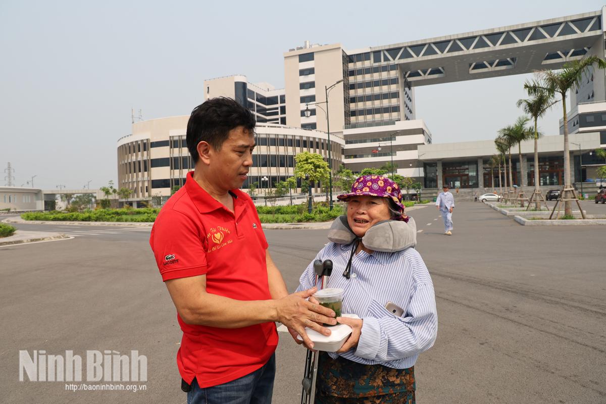 Niềm vui, sự xúc động của bệnh nhân khi nhận những suất cơm nghĩa tình từ CLB Cơm từ thiện.