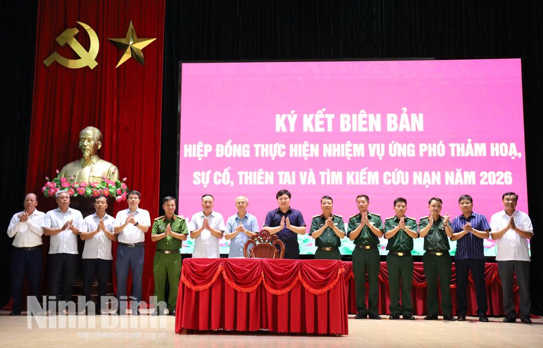 Ký kết biên bản hiệp đồng thực hiện nhiệm vụ ứng phó thảm họa, sự cố, thiên tai và tìm kiếm cứu nạn năm 2026 giữa các lực lượng, đơn vị trên địa bàn.