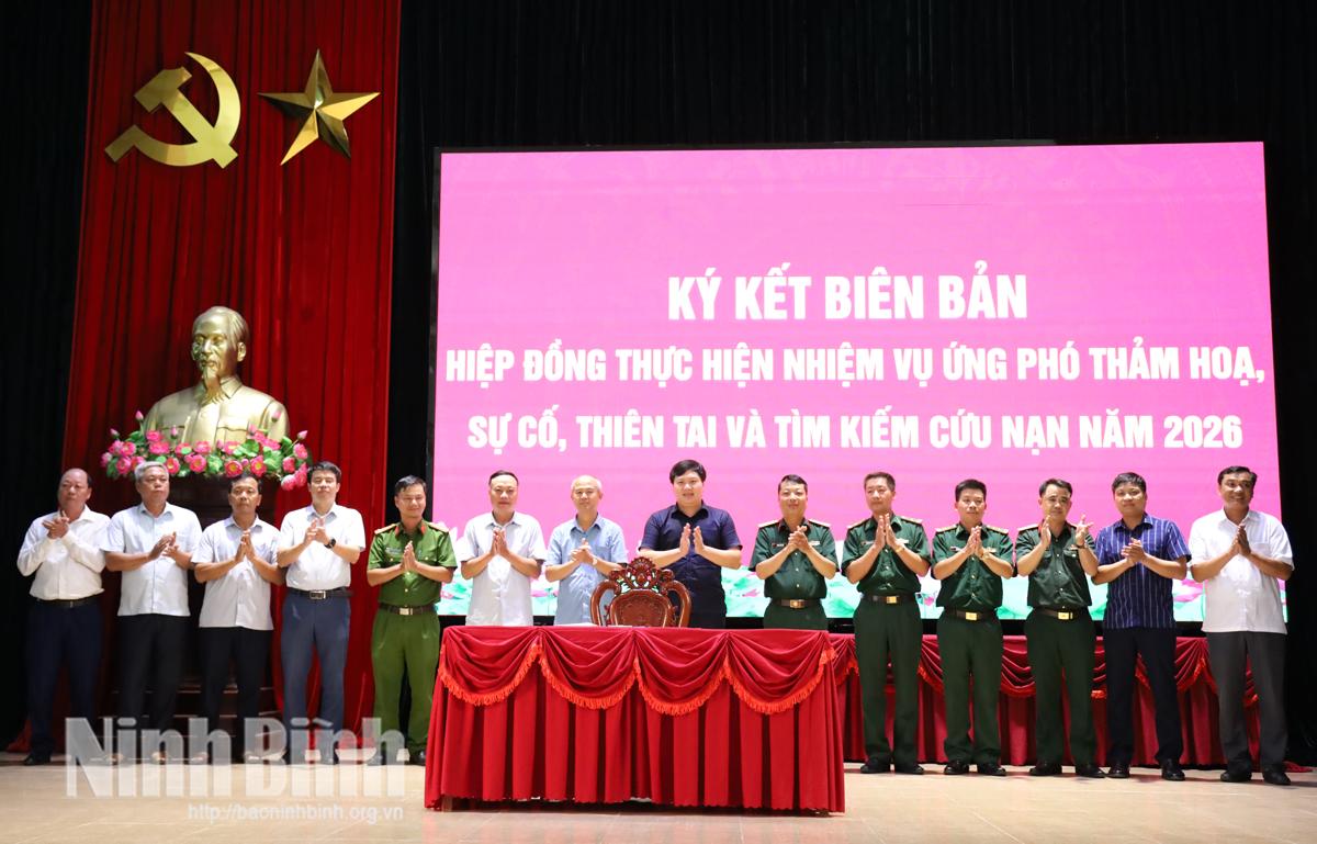 Ký kết biên bản hiệp đồng thực hiện nhiệm vụ ứng phó thảm họa, sự cố, thiên tai và tìm kiếm cứu nạn năm 2026 giữa các lực lượng, đơn vị trên địa bàn.