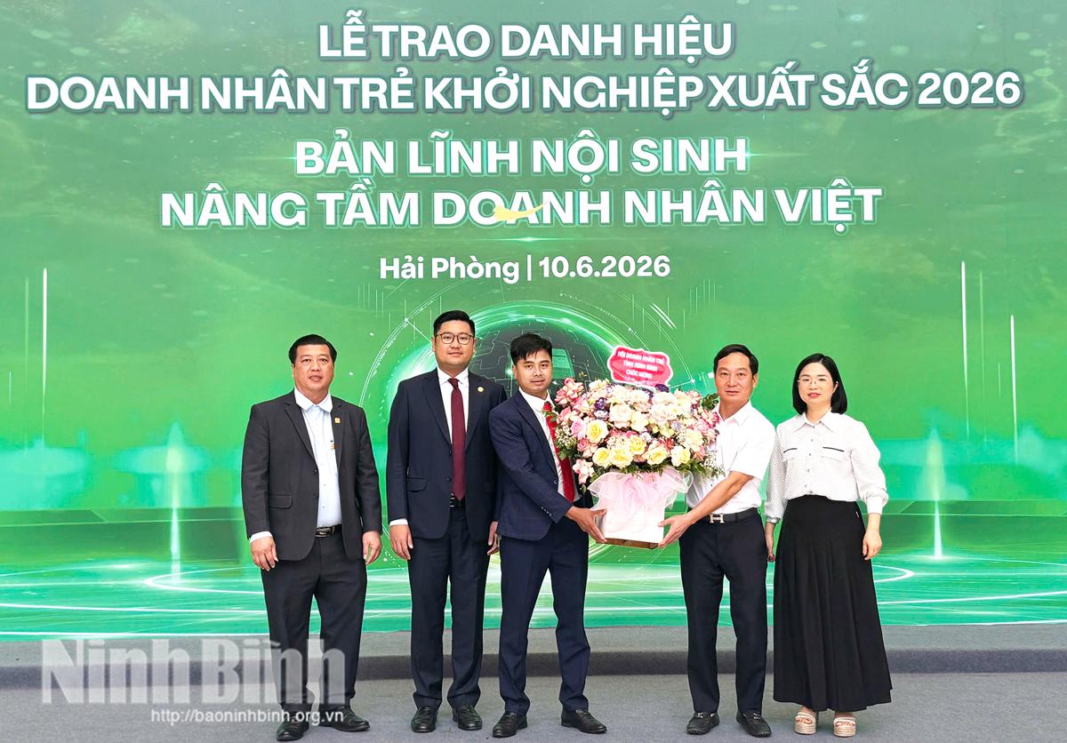 Đại diện lãnh đạo Trung ương Hội Doanh nhân trẻ Việt Nam và lãnh đạo Hội Doanh nhân trẻ tỉnh Ninh Bình tặng hoa chúc mừng anh Trần Thiện Nam (thứ 3 từ trái sang).