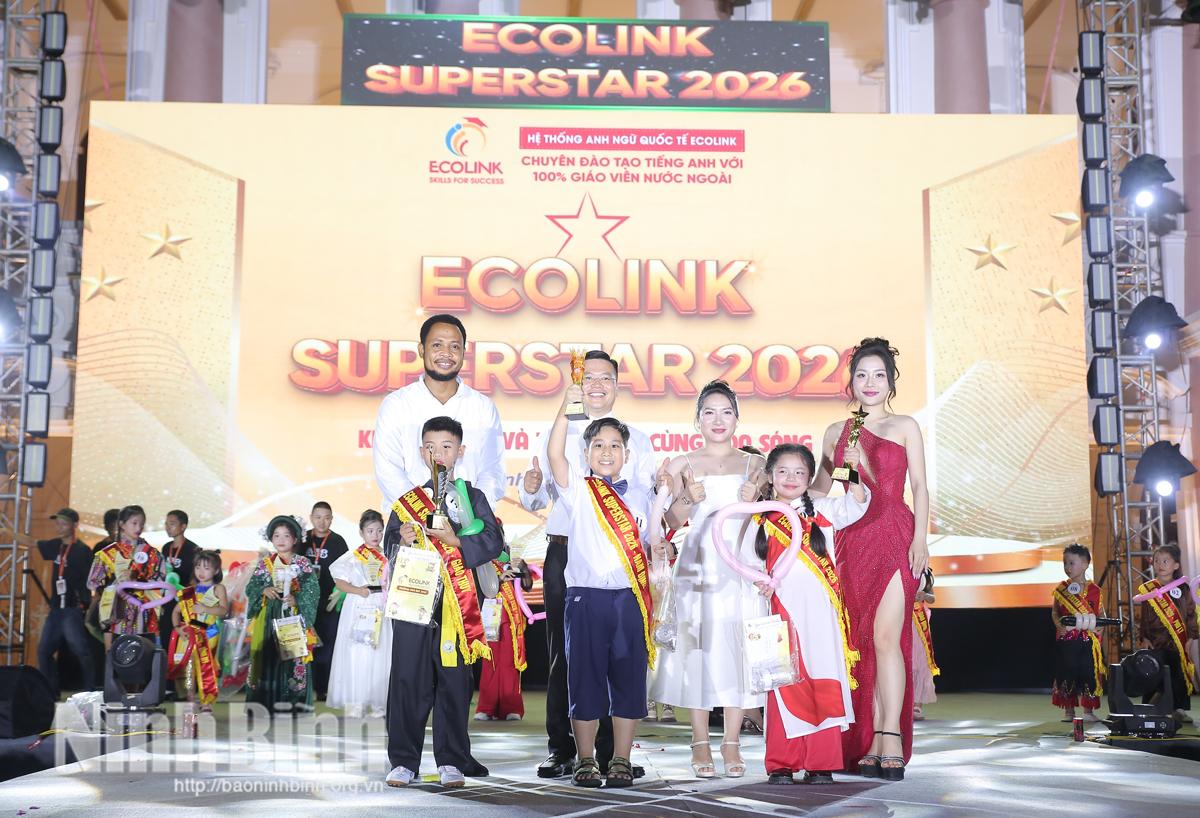 Ban Tổ chức và Ban Giám khảo trao giải cho thí sinh đạt Quán quân và 2 Á quân Vòng Chung kết Cuộc thi Ecolink Superstar 2026.