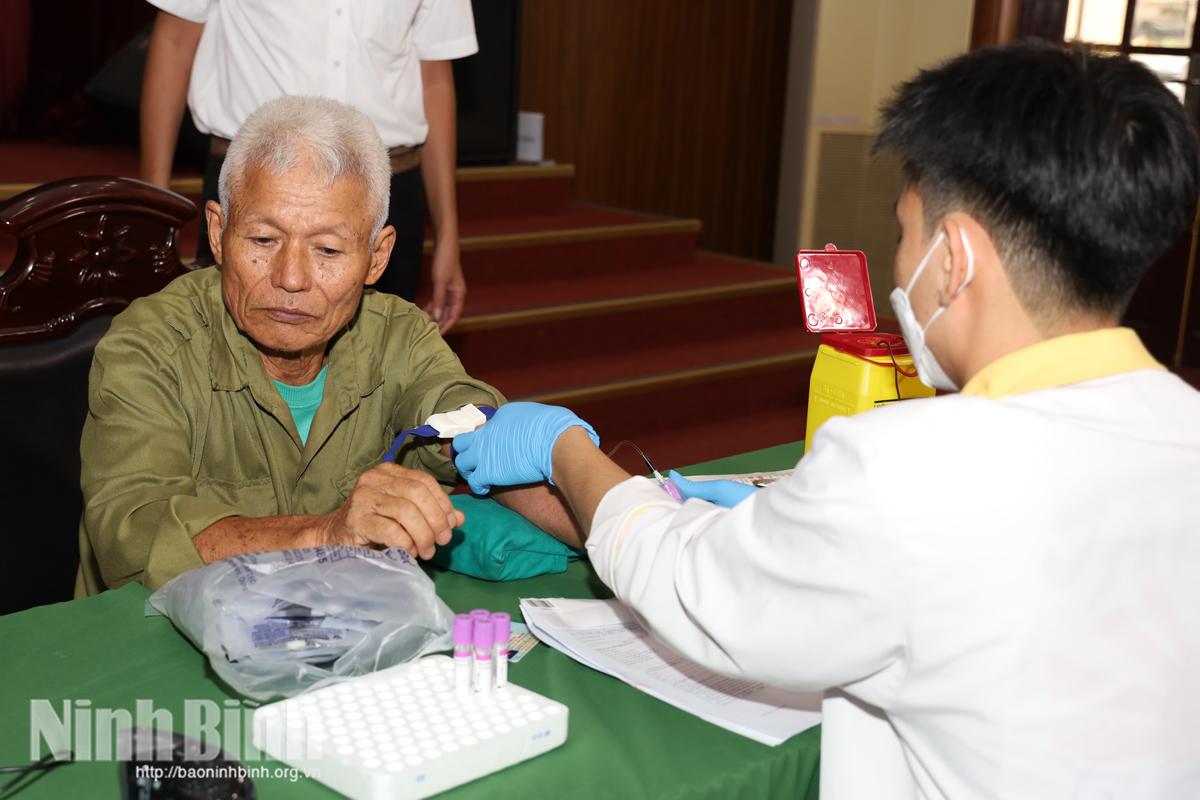 Thực hiện thu nhận mẫu sinh phẩm ADN phục vụ xây dựng cơ sở dữ liệu ADN thân nhân liệt sĩ.