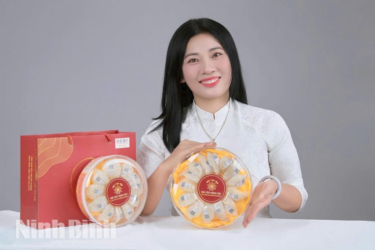 Cô giáo Đoàn Thị Hồng Ngân (xã Nghĩa Lâm) khởi nghiệp với mô hình nuôi yến, trồng sen.