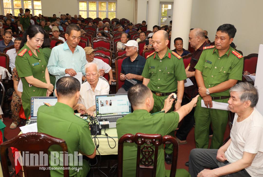 Cán bộ Công an hỗ trợ người cao tuổi, sức khỏe yếu thực hiện các thủ tục thu nhận mẫu ADN.