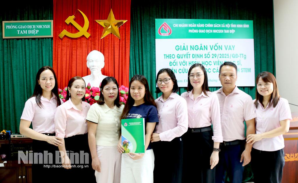 Sinh viên Ngô Quỳnh Mai nhận Hợp đồng tín dụng vay vốn tại Phòng Giao dịch Ngân hàng Chính sách xã hội Tam Điệp, tỉnh Ninh Bình.