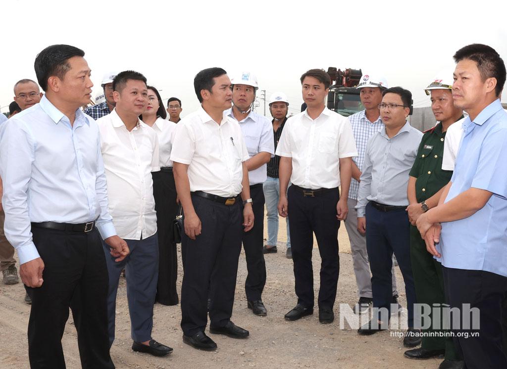 Đoàn kiểm tra thực địa tại công trình.