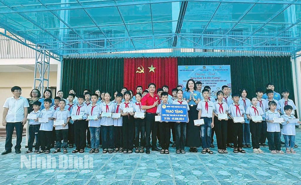 Lãnh đạo Hội Chữ thập đỏ tỉnh và Câu lạc bộ Hà Hưng trao quà cho các em học sinh có hoàn cảnh khó khăn tại xã Gia Lâm.