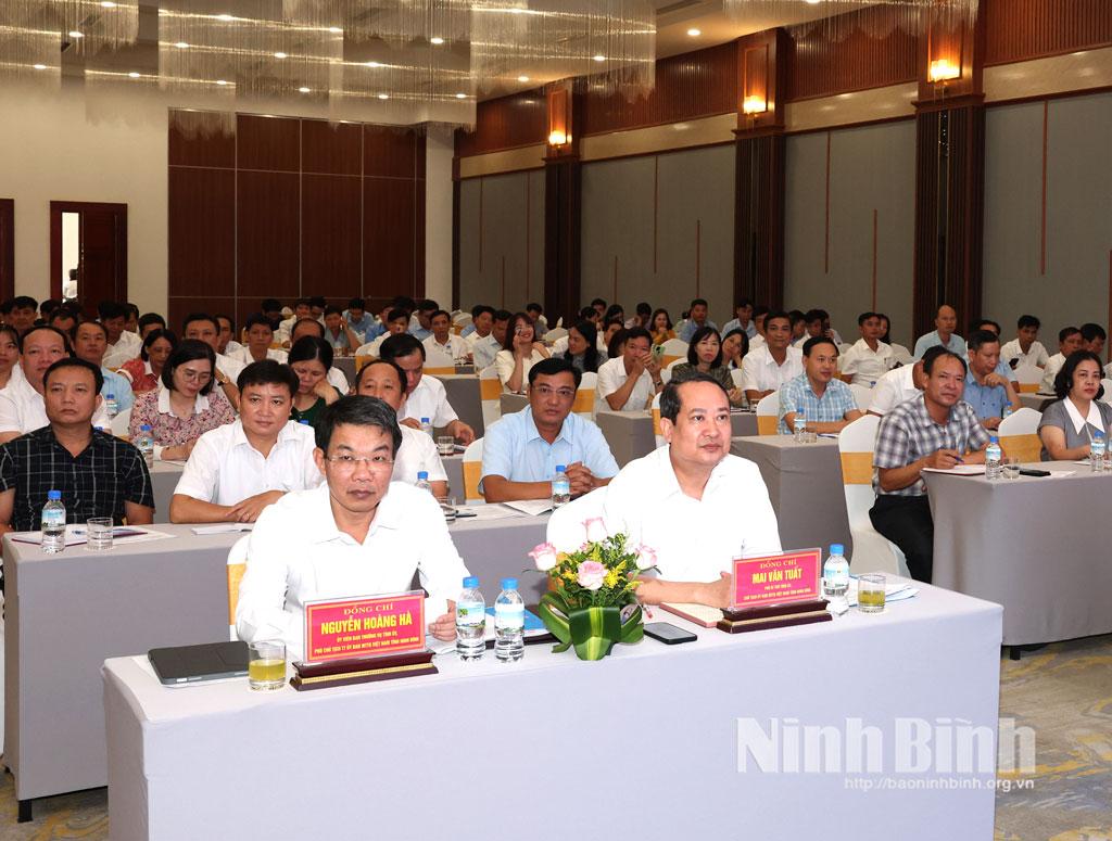 Các đồng chí lãnh đạo MTTQ tỉnh và các đại biểu dự hội nghị.