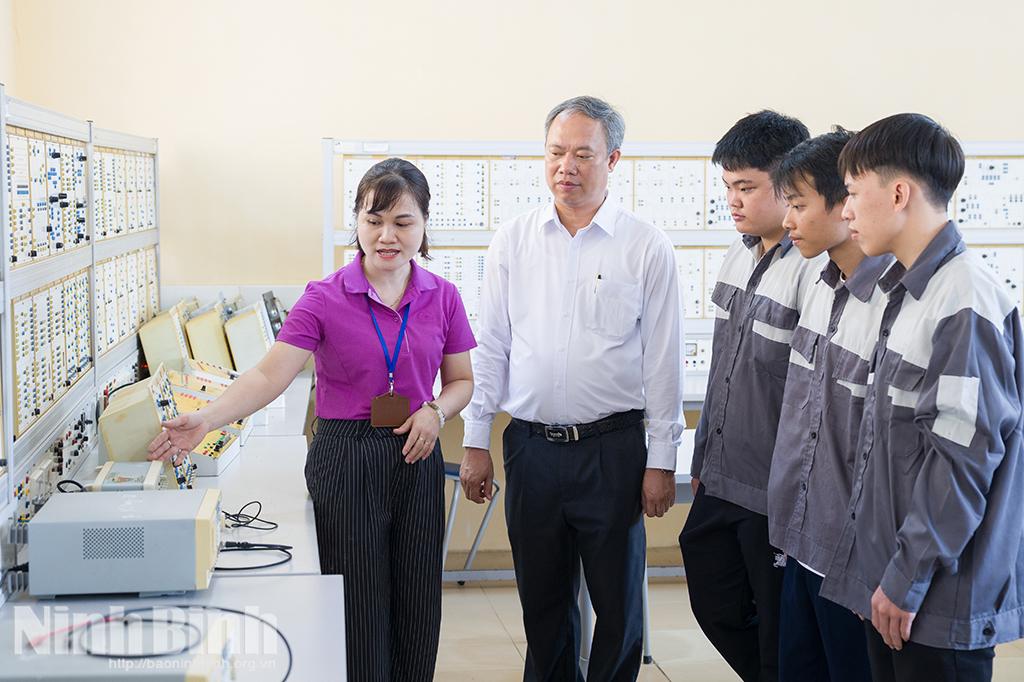 Thạc sĩ Đinh Văn Hoản, Hiệu trưởng Trường Cao đẳng Kinh tế và Công nghệ Nam Định dự giờ thực hành Khoa Điện - Điện tử.