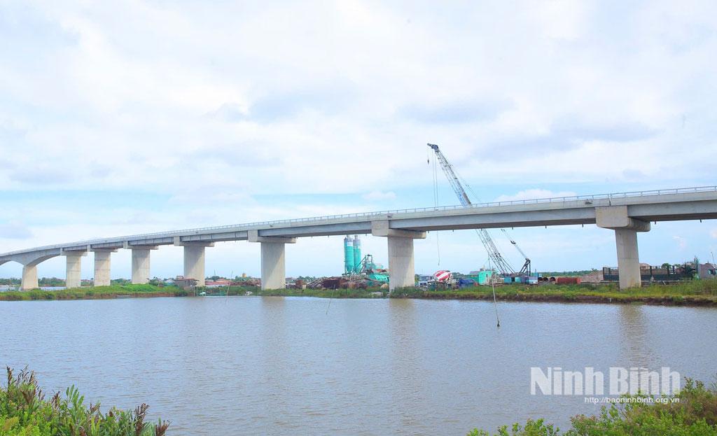 Cây cầu nối hai bờ sông Đáy đã hoàn thành.