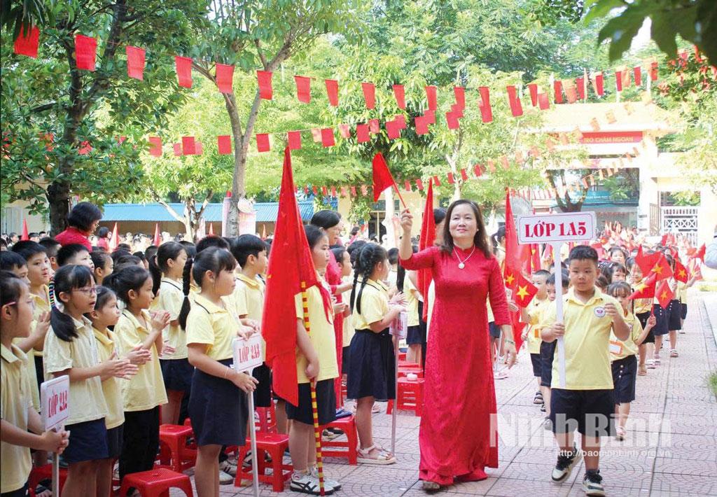 Cô và trò Trường Tiểu học Nguyễn Viết Xuân (phường Nam Định) hân hoan bước vào năm học mới 2025-2026.