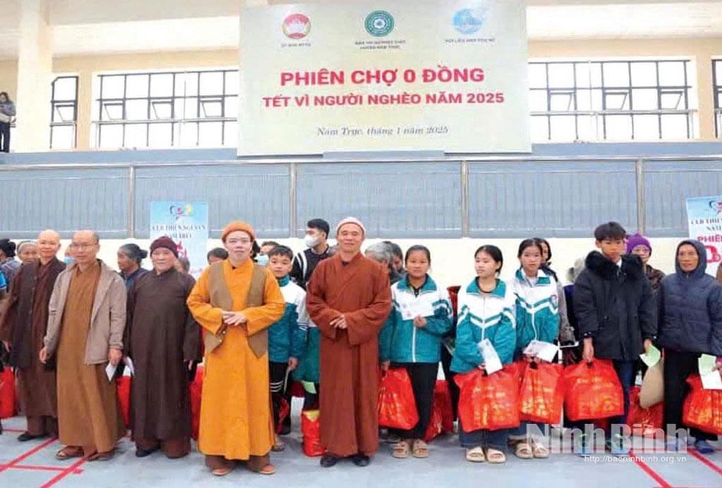 Ban Trị sự Giáo hội Phật giáo huyện Nam Trực (cũ) tặng quà cho hộ nghèo và học sinh có hoàn cảnh khó khăn nhân dịp Tết Nguyên đán Ất Tỵ năm 2025.