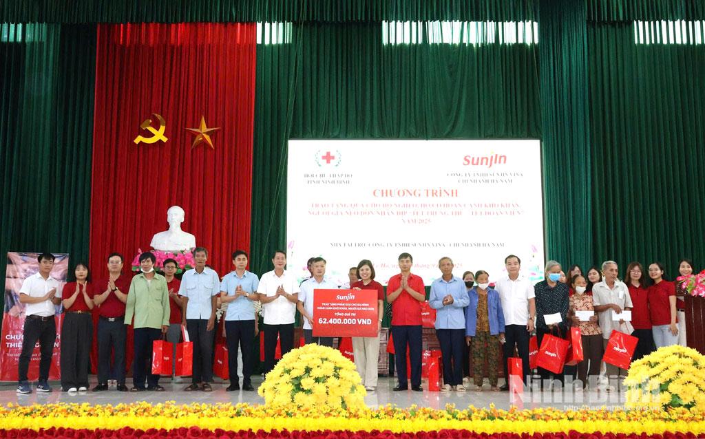 Công ty TNHH Sunjin Vina - Chi nhánh Hà Nam trao quà cho các gia đình có hoàn cảnh khó khăn với tổng trị giá 62,4 triệu đồng.