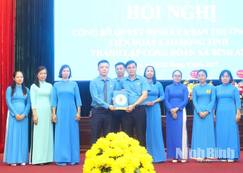 Đồng chí Nguyễn Hải Long, Tỉnh ủy viên, Phó Chủ tịch Ủy ban MTTQ Việt Nam tỉnh, Chủ tịch LĐLĐ tỉnh trao Quyết định thành lập Công đoàn xã Bình An.