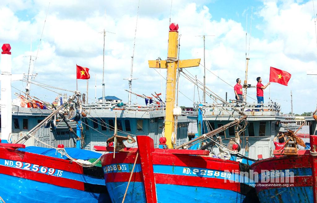 Ngư dân xã Hải Thịnh treo cờ Tổ quốc trên thuyền, thể hiện ý thức chấp hành pháp luật Việt Nam và quy định quốc tế trong khai thác hải sản trên biển.