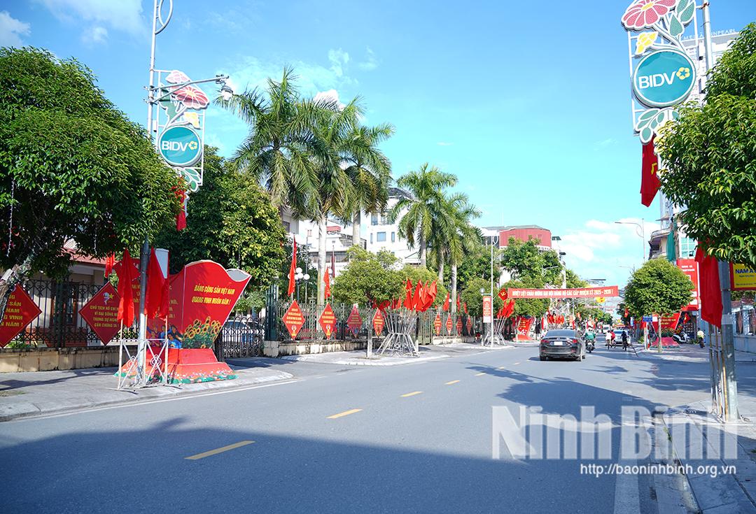 Các tuyến đường trung tâm của phường Phủ Lý rực rỡ cờ hoa chào mừng Đại hội đại biểu Đảng bộ tỉnh Ninh Bình lần thứ I, nhiệm kỳ 2025 - 2030.