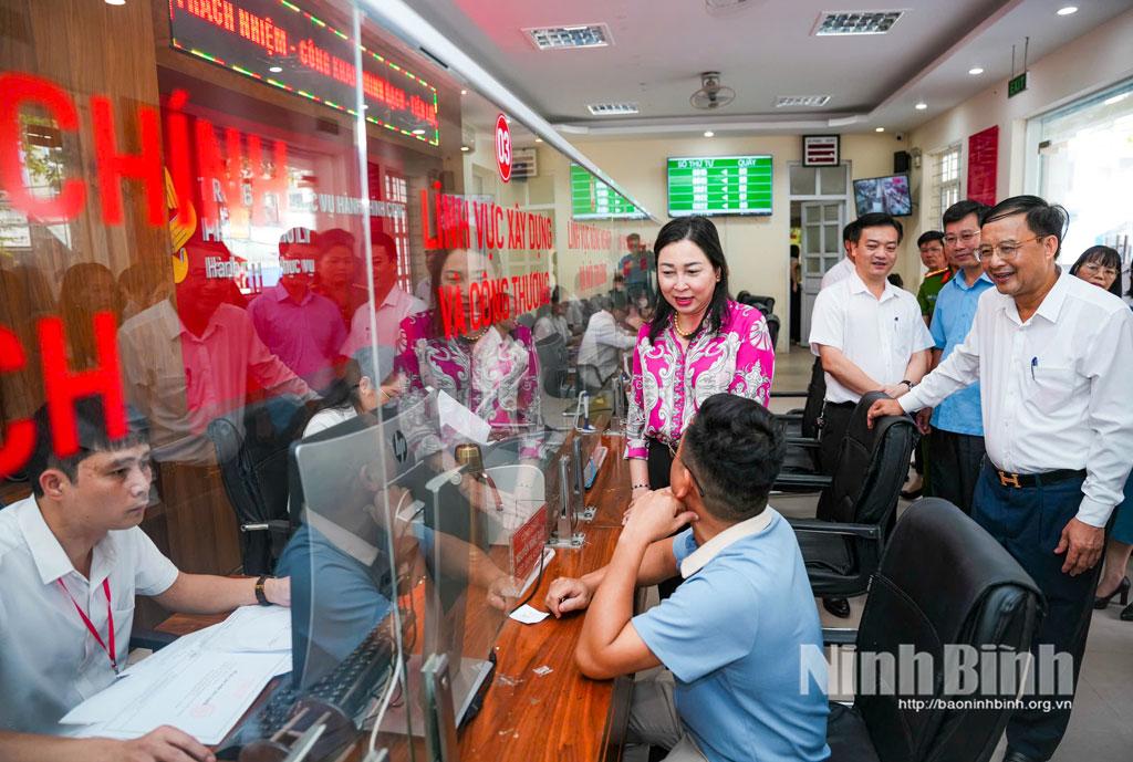 Đồng chí Phó Bí thư Thường trực Tỉnh uỷ Đinh Thị Lụa và đoàn công tác kiểm tra công tác vận hành tại Trung tâm Phục vụ hành chính công tại phường Phủ Lý. Ảnh: Nguyễn Huy