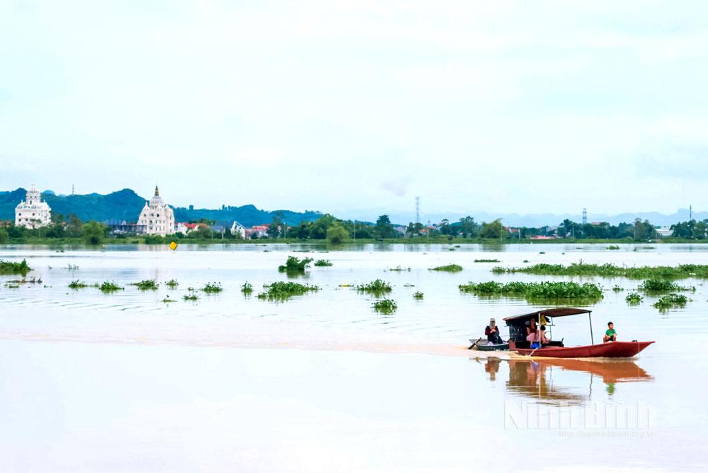 Nước trên sông Hoàng Long tại bến Đồng Chưa (xã Gia Viễn). Ảnh: Ngọc Linh