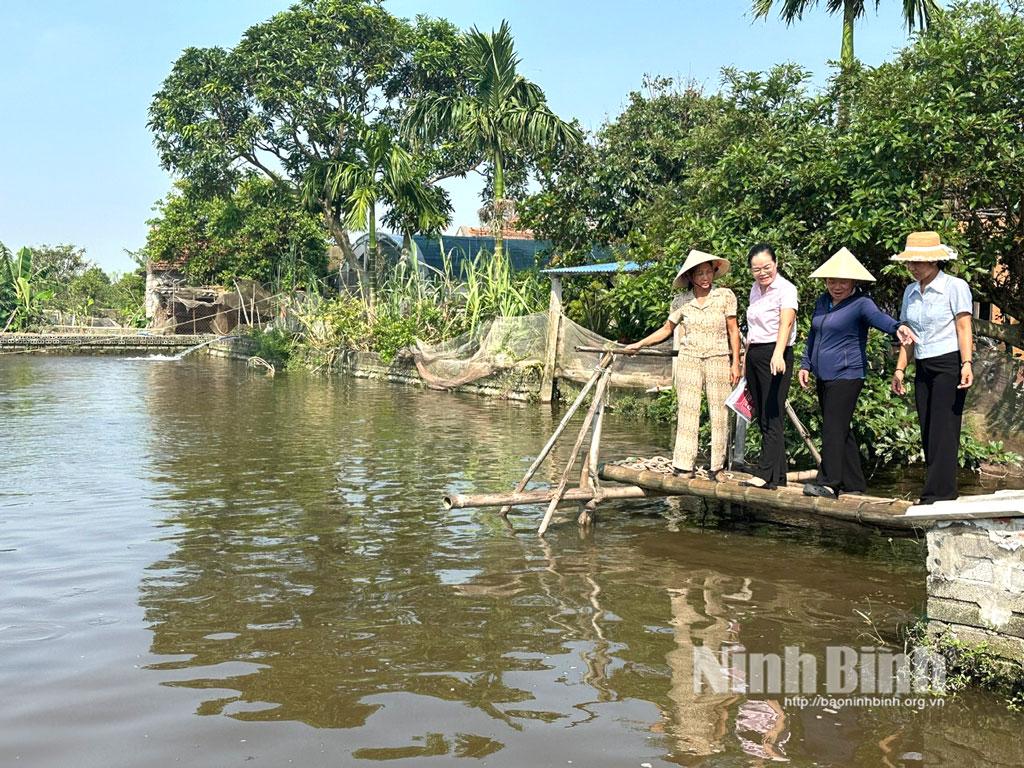 Sử dụng hiệu quả các nguồn vốn ưu đãi từ NHCSXH, chị Trần Thị Liên, xóm 6, xã Rạng Đông giờ đây đã có kinh tế vững vàng, có điều kiện cho 3 người con con ăn học.