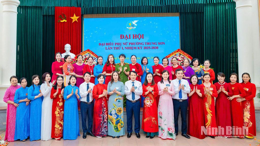 Các đại biểu chụp ảnh lưu niệm với Ban Chấp hành Hội LHPN phường Trung Sơn nhiệm kỳ 2025-2030.