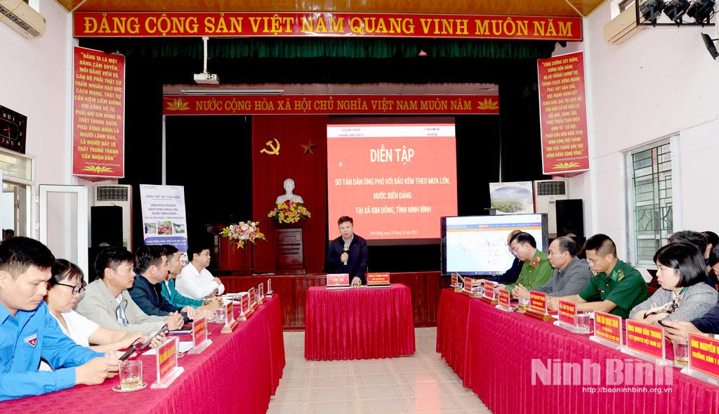 Các đại biểu họp, vận hành cơ chế công tác chỉ huy điều hành ứng phó với thiên tai tại buổi diễn tập.