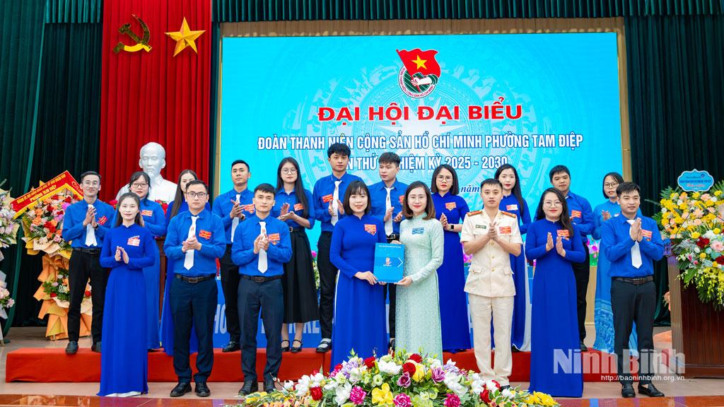 Công bố và trao các Quyết định của Ban Thường vụ Tỉnh đoàn.