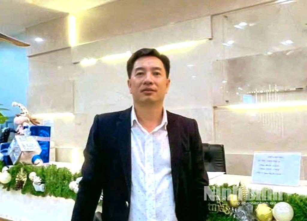 Ông Nguyễn Xuân Phát (158 đường Hùng Vương, phường Nam Định) Chuyên viên kinh doanh Công ty Cổ phần Thương mại và Dịch vụ Bất động sản Queen Land.