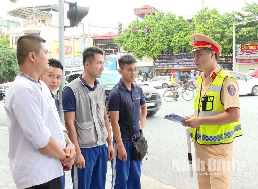 Lực lượng Cảnh sát giao thông, Công an tỉnh tuyên truyền, nâng cao ý thức chấp hành pháp luật khi tham gia giao thông cho người dân.