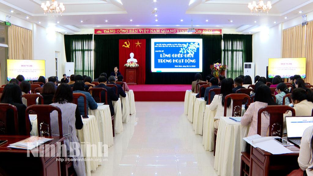 Đội ngũ làm công tác bình đẳng giới, vì sự tiến bộ của phụ nữ được giảng viên truyền đạt những nội dung quan trọng về chuyên đề “Lồng ghép giới trong hoạt động”.