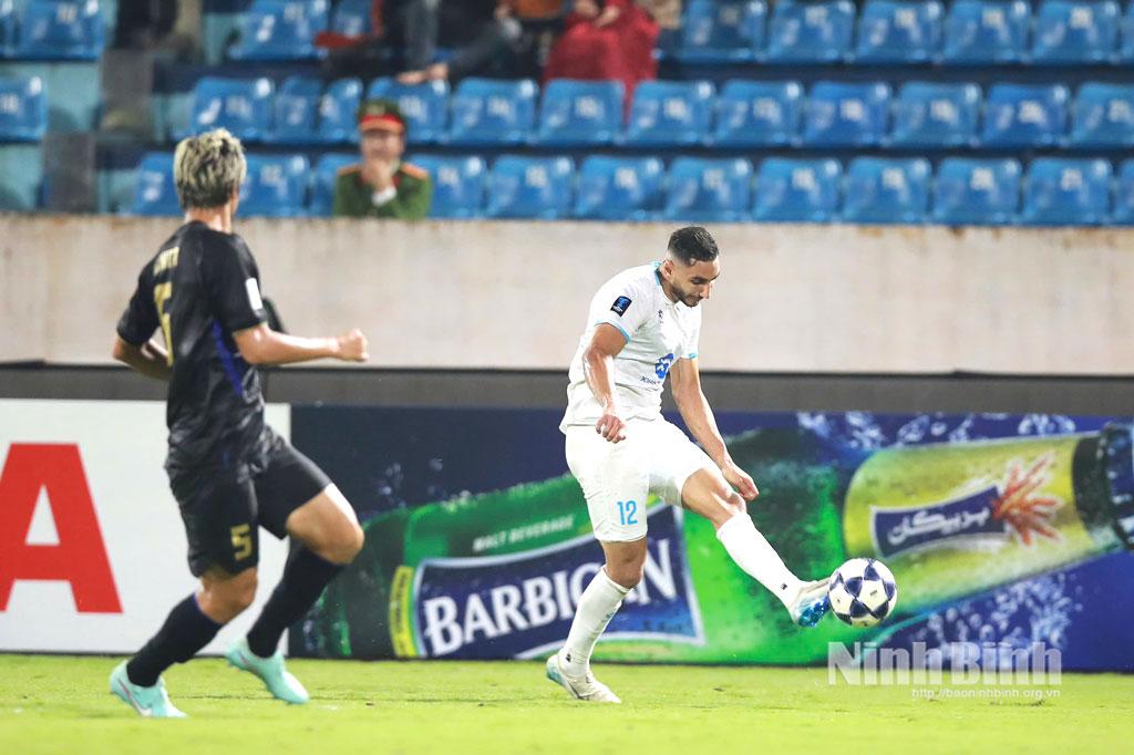 Các cầu thủ CLB Thép Xanh Nam Định rất nỗ lực thi đấu trên sân vận động Thiên Trường.