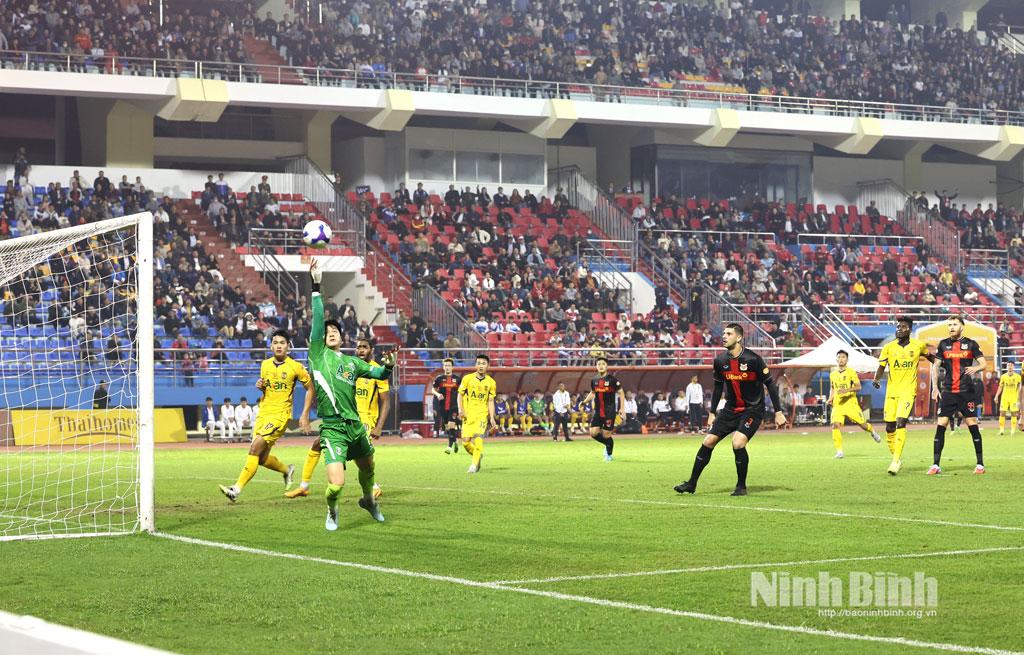 Pha đẩy bóng cứu thua của thủ môn đội khách.