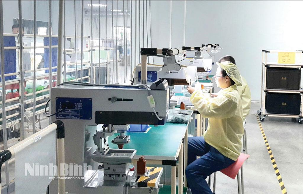 Công nhân Công ty TNHH UDE Việt Nam (Khu công nghiệp Thái Hà, xã Bắc Lý) thực hiện quy trình kiểm tra sản phẩm theo quy định.