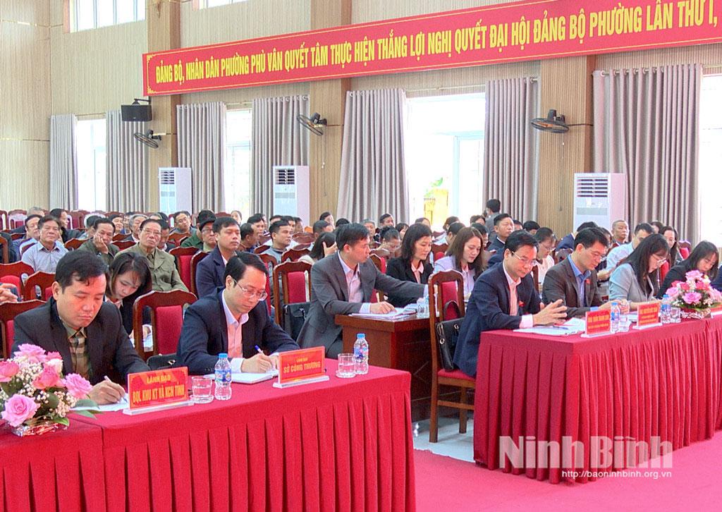 Các đại biểu dự hội nghị tiếp xúc cử tri.