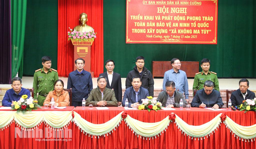 Đại diện các tổ chức hội, đoàn thể ký cam kết xây dựng “Xã không ma túy”.