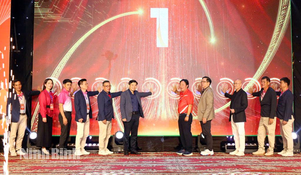 Các đại biểu thực hiện nghi thức lễ khai mạc.