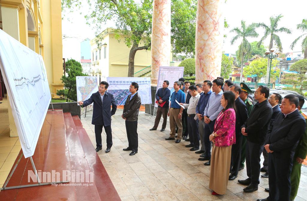 Các đồng chí Thường trực Tỉnh ủy nghe báo cáo quy hoạch Khu đô thị, dịch vụ nghỉ dưỡng và sân gôn Thịnh Long, xã Hải Thịnh.