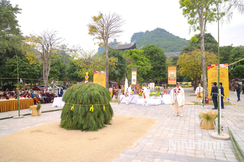 Các chư tăng phái đoàn Phật giáo Nhật Bản thực hiện nghi thức Đàn Hỏa tịnh, một nghi lễ cổ xưa của Phật giáo Nhật Bản.