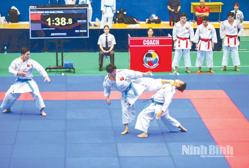 3 võ sĩ của Ninh Bình thi đấu nội dung Kata đồng đội nam tại Giải vô địch Karate quốc gia 2025.