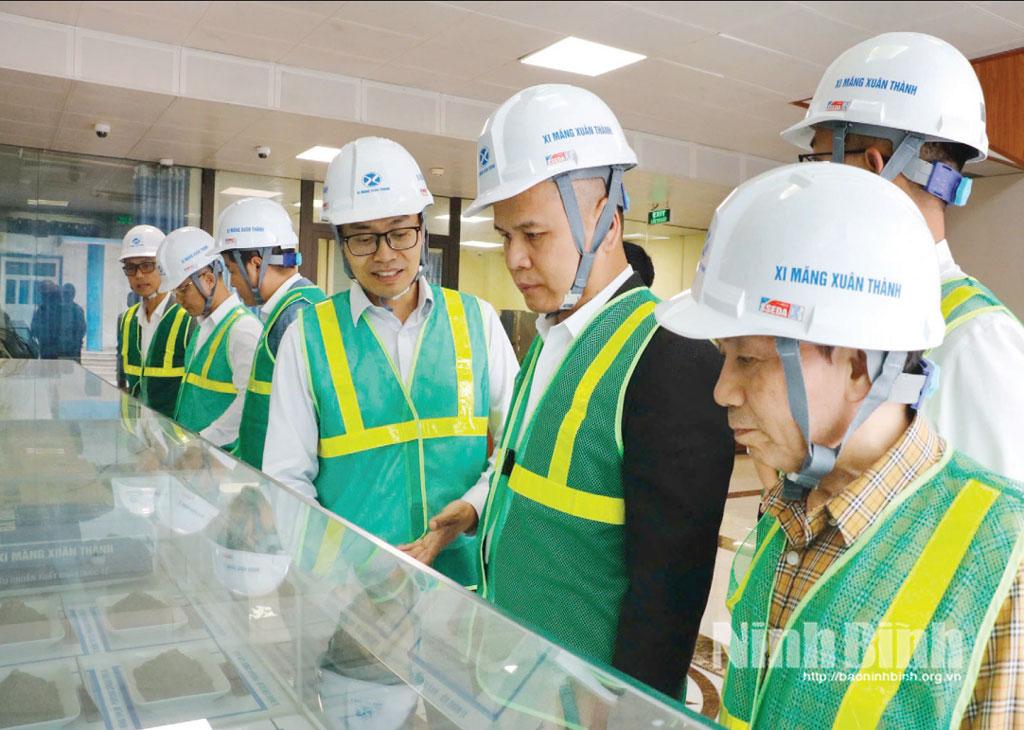 Đoàn thẩm định Giải thưởng “Sao Đỏ - Doanh nhân trẻ Việt Nam tiêu biểu năm 2025” tham quan nhà máy, khu trưng bày các sản phẩm tiêu biểu của Công ty Cổ phần Xi măng Xuân Thành (xã Thanh Lâm).